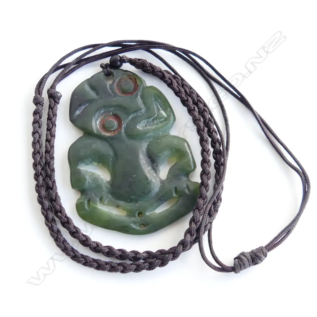 A vintage Māori pounamu hei tiki, Image 1++